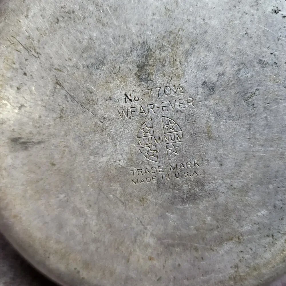 Wear-ever small pot 77 1/2 handle has a crack, see pics shlf